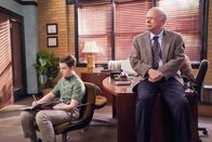 Young Sheldon – Sheldon Cooper (Iain Armitage, l.); Dr. Sturgis (Wallace Shawn, r.)