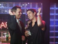 Scrubs - Die Anfänger – Freuen sich, dass Elliot den Heiratsantrag angenommen hat: Keith (Travis Schuldt, l.) und Todd (Robert Maschio, r.) ...