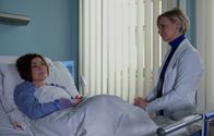 In aller Freundschaft – Dr. Kathrin Globisch (Andrea Kathrin Loewig, re.) kann Cornelia Friese (Claudia Schmutzler, li.) eine Operationsmethode anbieten, durch die möglicherweise ihre gesundheitlichen Probleme dauerhaft gelöst sein könnten. Doch Conny hat wirklich sehr schlechte Erfahrungen mit Ärzten und Krankenhäusern und kann sich auf Eventualitäten nicht einlassen. Sie braucht eine Garantie. Da Kathrin ihr diese nicht geben kann, lehnt sie die OP ab.