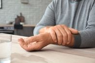 Visite – Senior man suffering from Parkinson syndrome at home