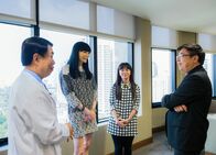 Der Äquator - Breitengrad der Extreme – Georgia Lee im Gespräch mit Leitenden Ärzten der Bumrungrad Klinik in Bangkok.