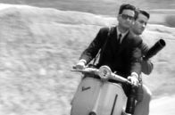 Paparazzi – Italienische Fotojournalisten folgen Brigitte Bardot und ihrem Filmteam auf Capri mit dem Motorroller, um die besten Bilder zu schießen.