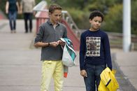 Schloss Einstein – Dominik (Yannick Rau, li.) und Raphael (Oskar Kraska McKone, re.) steigen mit einem Schwindel in die Schülerfirma ein. Ob dieser auffliegen wird?