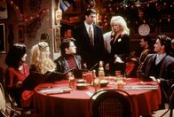Friends – (v.l.n.r.) Monica Geller (Courteney Cox); Phoebe Buffay (Lisa Kudrow); Joey Tribbiani (Matt LeBlanc); Ross Geller (David Schwimmer); Nora Bing (Morgan Fairchild); Chandlerr Bing (Matthew Perry)