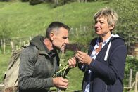 Servus Reportage – Heilkräuterexperte Josef mit Protagonistin Silvia beim Kräutersammeln