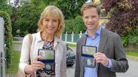 Die Rosenheim-Cops – Die Kommissare Verena Danner (Katharina Abt, l.) und Oliver Gehring (Roman Roth, r.) ermitteln in einem Rosenheimer Tennisclub.