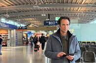 Die Tricks ... – WDR Fernsehen DIE TRICKS MIT URLAUBSSCHNÄPPCHEN Uhr. Jo Hiller am Flughafen in Rom.