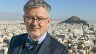 Die Europa-Saga – Sir Christopher Clark vor der Athener Akropolis.