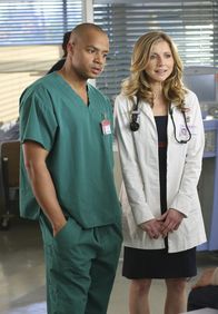 Scrubs - Die Anfänger – Elliot (Sarah Chalke, r.) wird von Katie angeschwindelt, damit diese Turk (Donald Faison, l.) helfen kann ...