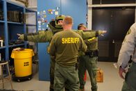 Kawumm! - Die explosive Science-Show – Tory tries on a bomb suit