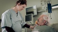 neoriginal: Another Monday – Sophie (Alina Stiegler, l.) ist um ihren Patienten Eric Haase (Vedat Erincin, r.) besorgt.