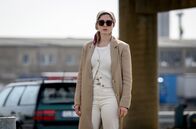 Die Whistleblowerin – Während Frederike Tom heimlich ein Handy überreicht, steht Galina (Katharina Nesytowa) am Hafen.