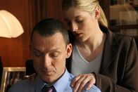 Das schöne Leben – Als persönliche Assistentin fühlt sich Béa (Valérie Donzelli) als engste Vertraute des Bankchefs Emeric de Rockwell (Michel Voïta).