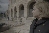 Kolosseum: Aufstieg und Fall des Römischen Reiches – Die leitende Archäologin Federica Rinaldi vor dem Kolosseum. (Blink Films/Ben Holgate)