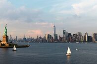 Inselwelt New York – Erbaut auf Inseln und umgeben von Wasser: Der Blick auf die Inselwelt New York und die berühmte Freiheitsstatue.