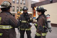 Chicago Fire – Lagebesprechung, l-r: Eamonn Walker als Chief Wallace Boden, Chris Mansa als Mason, Miranda Rae Mayo als Stella Kidd