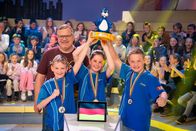 1, 2 oder 3 – Das blaue Rateteam aus München/Deutschland bejubelt den Sieg: Es darf den begehrten Piet-Flosse-Pokal in die Höhe strecken!