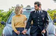 Signora Volpe – Sylvia (Emilia Fox) und Giovanni (Giovanni Cirfiera) müssen eine turbulente Zeit überstehen.