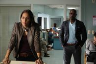 Rosewood – Während Villa (Jaina Lee Ortiz, l.) einen neuen Partner aussuchen muss, schaut sich Rosewood (Morris Chestnut, r.) nach einem neuen Kardiologen um, denn sein Herz ist ziemlich außer Takt geraten. Doch Partner- und Kardiologensuche gestalten sich extrem schwierig ...