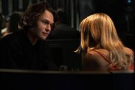Tokyo Vice – L-R: Jake Adelstein (Ansel Elgort) und Samantha (Rachel Keller)
