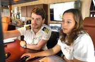Verrückt nach Meer – Offizier Josh Whitrow und Nautik-Praktikantin Lara Habedank müssen die schnellste Route nach Europa planen. Weiteres Bildmaterial finden Sie unter www.br-foto.de.