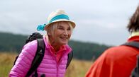 Wohnzimmer-Comedy – Doris Reichenauer und Petra Binder beim Wandern.