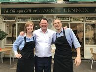 Verrückt nach Meer – Die Passagiere Ina und Rodrigo machen in einem typischen Lokal in Cork, Irland, Fish and Chips.