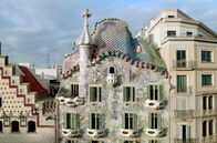 Gaudí - Architekt der Moderne in Barcelona – Als Gaudí die Casa Batlló 1906 fertigstellte, befand er sich auf dem Höhepunkt seiner künstlerischen Laufbahn und seines Könnens, sei es funktionaler, symbolischer oder ästhetischer Art.