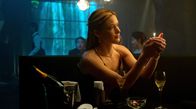 Tokyo Vice – Die Hostess Samantha (Rachel Keller) weiß, mit Männern umzugehen.