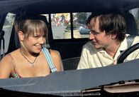 Der Winzerkönig – Paul (Achim Schelhas) überredet Anna (Britta Hammelstein) zu einer Bootsfahrt am Neusiedlersee.
