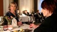 Tatort – Kathrin Kampe (Eva Weißenborn, r) und Hotelchefin Bettina Mai (Ulrike Krumbiegel, l) sitzen sich an einem Tisch im Restaurant gegenüber: Bettina Mai kann sich nicht daran erinnen, ihrem Gast schonmal begegnet zu sein.