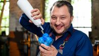 Die Tricks der Lebensmittelindustrie – Produktentwickler Sebastian Lege demonstriert, wie es Herstellern mithilfe natürlicher Farbstoffe auf Algenbasis gelingt, Lebensmittel sogar in knalligen Farbtönen wie Blau auf den Markt zu bringen.