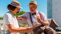 Seebad-Saga – Amanda Berggren (Amalie Dollerup, li.) und Hjalmar Aurland (Peter Hesse Overgaard, re.)