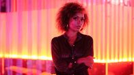 Suspect – Mit Maia (Antonia Thomas) hat die tote Christina in einem Club gearbeitet und gefeiert.