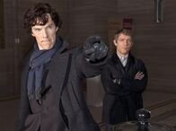 Sherlock – rbb Fernsehen SHERLOCK - DER BLINDE BANKER, "Sherlock - The Blind Banker" Uhr. In einem historischen Museum stoßen Sherlock Holmes (Benedict Cumberbatch, li.) und Dr. John Watson (Martin Freeman) auf einen entscheidenden Hinweis.