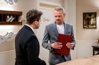 Sturm der Liebe – Erik (Sven Waasner, r.) wird von Fritz (Thimo Meitner, l.) darauf aufmerksam gemacht, dass er etwas überreagiert hat.