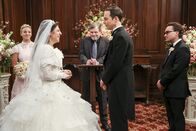The Big Bang Theory – Auf sie wartet eine besondere Trauung: (v.l.n.r.) Penny (Kaley Cuoco), Amy (Mayim Bialik), Mark Hamill (Mark Hamill), Sheldon (Jim Parsons) und Leonard (Johnny Galecki) ...