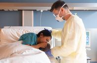 In aller Freundschaft – Fadila Awad (Eman Dwagy) hat eine offene Tuberkulose und musste isoliert werden. Kris Haas (Jascha Rust) versucht nicht nur als Pfleger für sie da zu sein. Er unterstützt sie auch weiterhin mit ihrem neugeborenen Sohn Noor.