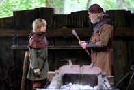 Halvdan, der Wikinger – Björn (Peter Haber, re.) stellt Halvdan (Vilgot Hedtjaern, li.) wegen der Pfeile zur Rede.