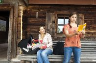 Der Bergdoktor – Lilli (Ronja Forcher, r.) übt für ein Theaterstück. Anne (Ines Lutz, l.) und die kleine Sophia sind ihr erstes Publikum.