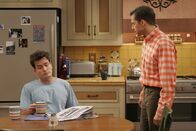 Two and a Half Men – Berta, die es auf Alans Zimmer abgesehen hat, spielt die beiden Brüder (Charlie Sheen, l. und Jon Cryer, r.) gegeneinander aus, so dass der Streit zwischen ihnen immer heftiger wird ...