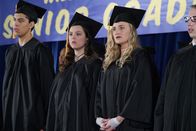 The Goldbergs – Erica Goldberg (Hayley Orrantia, 2.v.l.); Lainey Lewis (AJ Michalka, 3.v.l.)