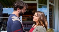 Mord mit Aussicht – Marie (Katharina Wackernagel, r.) versucht Gisbert (Kai Schumann, l.) vor einer Dummheit zu schützen.