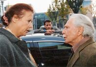 In aller Freundschaft – MDR Fernsehen IN ALLER FREUNDSCHAFT FOLGE 125, "Eine Frage des Vertrauens" Uhr. Friedrich (Fred Delmare, rechts) ist erbost: Charlotte will vier Wochen zur Kur und hat ihrem Mann erst einen Tag zuvor Bescheid gegeben. Befürchtet Friedrich etwa einen Kurschatten? Roland (Thomas Rühmann, MItte) kann die ganze Aufregung nicht recht verstehen.
