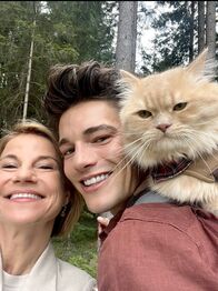 2 in Tirol - Heimat grenzenlos entdecken – Kristina Sprenger mit Influencer Peter Mairhofer & Kater Eddy.
