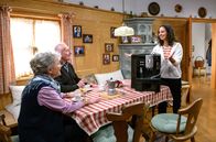 Sturm der Liebe – Vanessa (Jeannine Gaspár, r.) überrascht Hildegard (Antje Hagen, l.) und Alfons (Sepp Schauer, M.) mit einer Kaffeemaschine. Nichtsahnend, dass das dieselbe Maschine ist, die die beiden weggegeben haben.