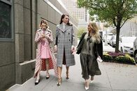 Younger – (v.l.n.r.) Lauren Heller (Molly Bernard); Liza Miller (Sutton Foster); Kelsey Peters (Hilary Duff)