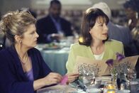 Malcolm mittendrin – Lois (Jane Kaczmarek, r.) und Barbara (Alison LaPlaca, l.) verbringen einen außerordentlich gemütlichen Abend im Restaurant ...