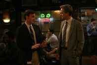 How I Met Your Mother – Randy (Will Forte, l.) bewundert Barney (Neil Patrick Harris, r.) schon seit langem und freut sich darauf, Barneys Co-Pilot beim "Frauen-klar-machen" zu werden ...