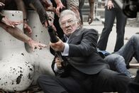 Cockneys vs Zombies – Großvater Ray (Alan Ford) kämpft gegen die Zombies.